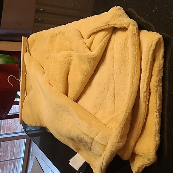 Faux Fur Throw - Picture 2 of 4